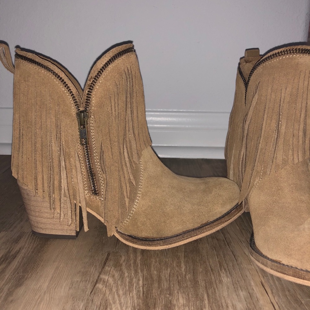 Ankle Boots with fringe.